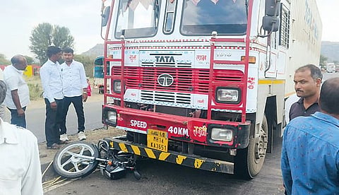 कंटेनर-दुचाकी अपघातात एक ठार, दोन जखमी : पांढरीपुलावरील घटना