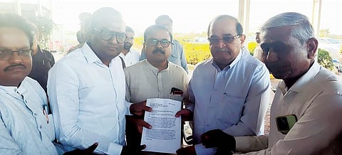 अकारी पडित जमिनी तातडीने वाटप करावे : शेतकर्‍यांची महसूलमंत्र्यांकडे मागणी