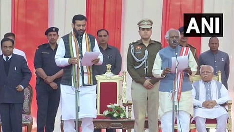 हरियाणाच्‍या मुख्‍यमंत्रीपदी आज ( दि. १२ मार्च ) नायब सिंग सैनी शपथबद्ध झाले. त्‍यांना राज्यपाल बंडारू दत्तात्रय यांनी पदाची आणि गोपनीयतेची शपथ दिली.