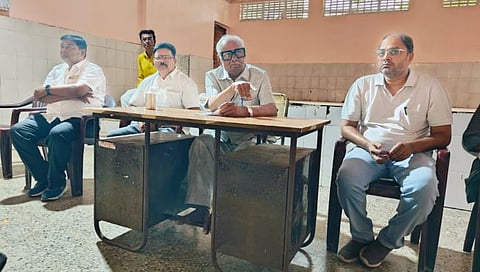 जुन्या-पुरान्या साड्या वाटून आमच्या आया-बहिणींची अब्रू काढता : माजी आमदार अनिल गोटे यांचे आरोप