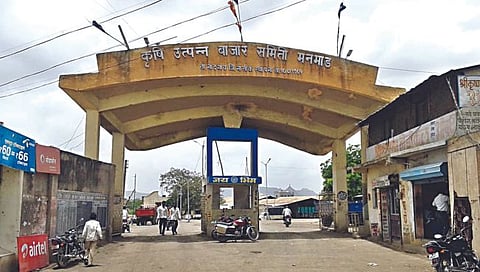 नाशिक : हमाली, तोलाईच्या वादामुळे मनमाड बाजार समिती बेमुदत बंद