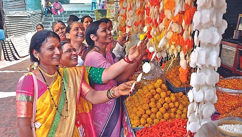नाशिक : गुढी उभारतांना पारंपरिक पध्दतीने गुढीसाठी हारकडे घेताना महिला. (छाया : रुद्र फोटो)
