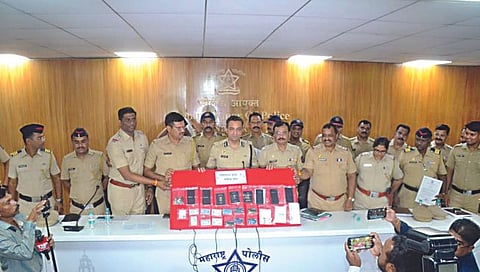 नाशिक : संशयितांकडून जप्त केलेला मुद्देमाल. समवेत पोलिस आयुक्त संदीप कर्णिक, उपायुक्त प्रशांत बच्छाव, सहायक आयुक्त डॉ. सीताराम कोल्हे, पोलिस निरीक्षक मधुकर कड व गुन्हे शाखा युनिट १ चे पथक.