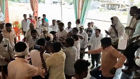 Dhule Lok Sabha Elections | दाभाडीत चिंतन बैठकीत राडा; धुळ्यातील भाजप, काँग्रेस उमेदवारा विरोधात सुरु होती बैठक
