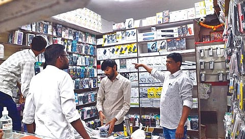 दुकानांची तपासणी करताना विशेष पथकातील पोलिस. 
