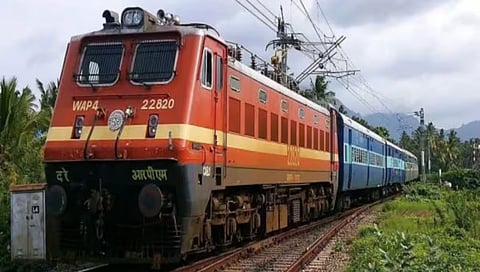 Solapur News : सोलापूर मार्गावरील रेल्वेगाड्या चार ते पाच तासांनी उशिरा