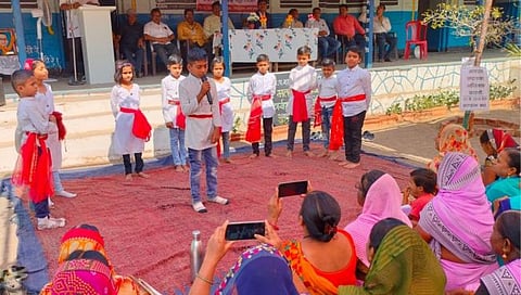 धुळे : पथनाट्याद्वारे मतदान करण्याचा हक्क बजावून सांगताना जिल्हा परिषद शाळेचे विद्यार्थी. 