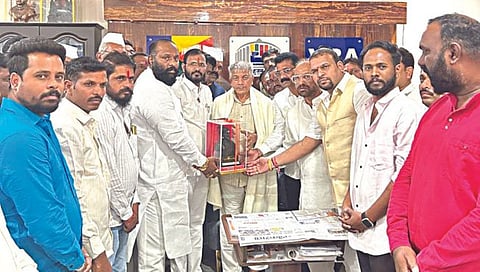 नाशिक : वंचितचे अध्यक्ष प्रकाश आंबेडकर यांच्या भेटीप्रसंगी करण गायकर यांनी त्यांना छत्रपती शिवाजी महाराज यांची प्रतिमा भेट दिली. याप्रसंगी उपस्थित वंचितचे वामन गायकवाड, पवन पवार, अविनाश शिंदे आदी.
