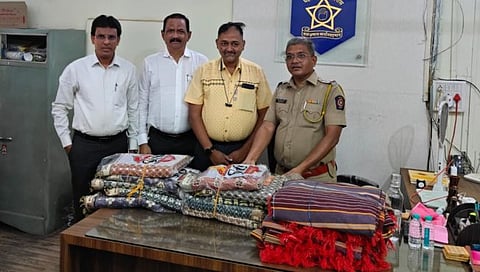 जळगाव  - जैन इरिगेशन सिस्टीम लि.तर्फे शहर पोलीस स्टेशनमधील कैद्यांसाठी सतरंजी, चादर सुपूर्द करताना चंद्रकांत जैन, अनिल जोशी, दीपककुमार गुप्ता, पोलिस निरीक्षक अनिल भवारी. (छाया: नरेंद्र पाटील)