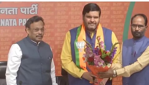 काँग्रेसचे राष्ट्रीय प्रवक्ते गौरव वल्लभ यांनी आज (दि.४ एप्रिल)  पक्षाचा राजीनामा दिल्‍यानंतर काही तासांतच भाजपमध्ये प्रवेश केला.