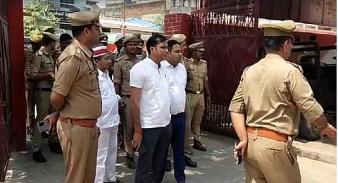 अपहरण प्रकरणी उत्तर प्रदेशचे माजी मंत्री अमरमणी त्रिपाठी यांची मालमत्ता आज (दि.१३ एप्रिल) प्रशासनाने न्यायालयाच्या आदेशानुसार जप्‍त केली.  नौतनवा शहरातील अमरमणी त्रिपाठी यांच्या निवासस्थानाला पोलीस छावणीचे स्‍वरुप प्राप्‍त झाले आहे. 