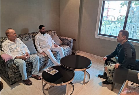 मुख्यमंत्री एकनाथ शिंदे यांनी आज ( दि.१६) अभिनेता सलमान खान याची त्‍याच्‍या घरी जावून भेट घेतली. यावेळी सलमान खानसह त्‍याचे वडील व बॉलिवूडमधील ज्येष्ठ लेखक सलीम खान उपस्‍थित होते.