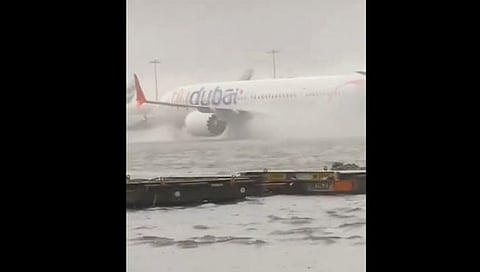 Dubai flood news | दुबईच्या वाळवंटात पावसाचा कहर, विमानतळ पाण्यात बुडाला, शेजारील ओमानमध्ये १८ जणांचा मृत्यू