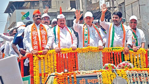 जोरदार शक्तिप्रदर्शनाने शाहू महाराज यांचा उमेदवारी अर्ज