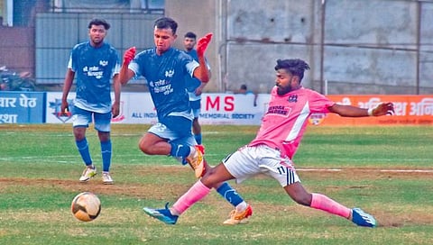 Kolhapur Football :  काेल्‍हापुरातील ‘नाद खुळा’ फुटबाॅल प्रेमी…गोलसाठी दिलं तब्बल तीन लाखांचं बक्षीस!