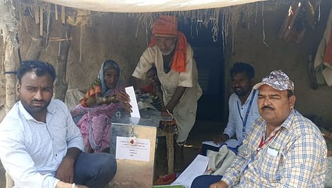 Hingoli Lok Sabha : ज्येष्ठ महिलेच्या मताधिकारासाठी झोपडीत उभारले मतदान केंद्र