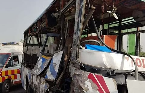 उत्तर प्रदेशातील उन्नावमध्ये  भीषण अपघातानंतर खासगी बसची झालेली अवस्‍था. 