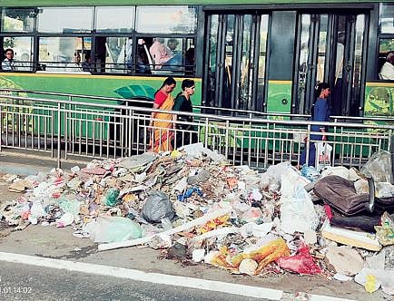 Pune : बीआरटी मार्गात कचर्‍याचे ढीग; बालाजीनगर परिसरातील चित्र