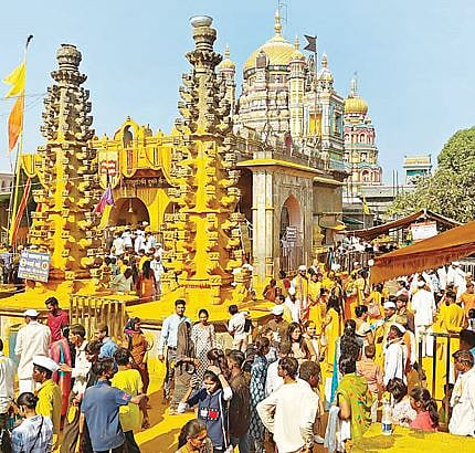 चैत्री पौर्णिमेनिमित्त जेजुरीत भाविकांची गर्दी : खंडोबा देवाला दवण्याची पूजा