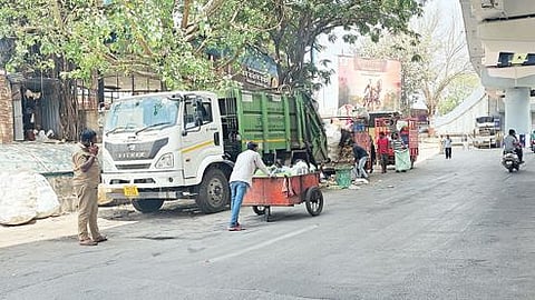 Pune : ओल्या कचर्‍यामुळे मुख्य रस्ता होतोय तेलकट..