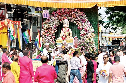 Pune : भगवान महावीरांना  मिरवणुकीद्वारे अभिवादन..