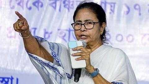ब्रेकिंग : ममता बॅनर्जी पुन्‍हा जखमी, हेलिकॉप्टरमध्ये बसताना पाय घसरला