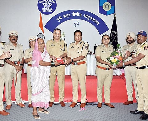 पोलिसांचे कर्तव्य, नागरिकांची कृतज्ञता! चोरीला गेलेला ऐवज तक्रारदारांना परत..