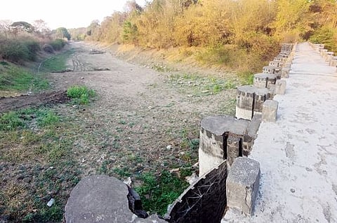 शिवगंगा नदीपात्राने गाठला तळ : पाणीटंचाईच्या झळा, चार्‍याअभावी जनावरे विकण्याची वेळ