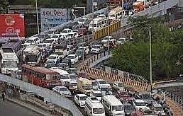 सोलापूर, नगर मार्गावरील कोंडी कधी संपणार? उड्डाणमार्ग संकल्पना कागदावरच..