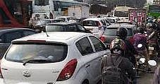 अनधिकृत पार्किंगमुळे वाहतूक कोंडी; उपाययोजना करण्याची मागणी