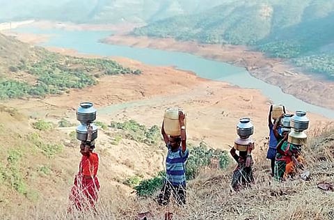 पाणीटंचाईच्या झळा ! हंडे भरून डोंगरदर्‍यात पायपीट