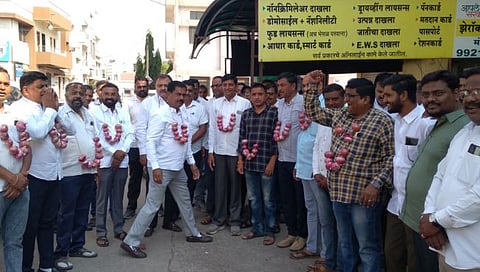 ब्रेकींग! लासलगावी कांद्याच्या माळा घालून केंद्राचा निषेध, १०ते १२ जण ताब्यात