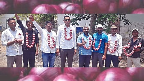लासलगाव : निमगाव वाकडा येथे मतदान केंद्राबाहेर गळ्यात कांद्याच्या माळा घालून केंद्र सरकारचा निषेध करताना कांदा उत्पादक शेतकरी.