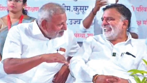 सिन्नर : आमदार माणिकराव कोकाटे व ठाकरे गटाचे लोकसभा उमेदवार राजभाऊ वाजे यांच्यात रंगलेल्या गप्पा. 