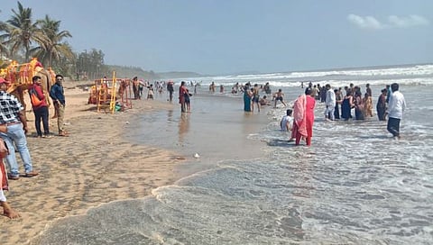 गणपतीपुळेत समुद्राची पाणी पातळी वाढली; यंदाही मोठ्या लाटांची भीती
