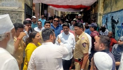 भाजपच्या आमदार देवयानी फरांदे व माजी आमदार वसंत गीते यांच्यामध्ये मतदान केंद्रावर शाब्दीक चकमक. 