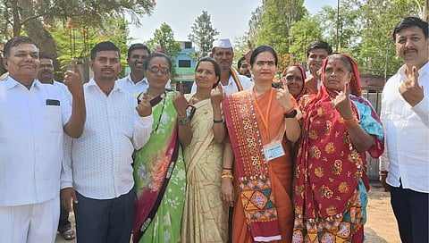 कळवण : दळवट  येथे भाजपचे केंद्रीय राज्य मंत्री  भारती पवार  यांनी मतदानाचा हक्क बजावला. (छाया : बापू देवरे)