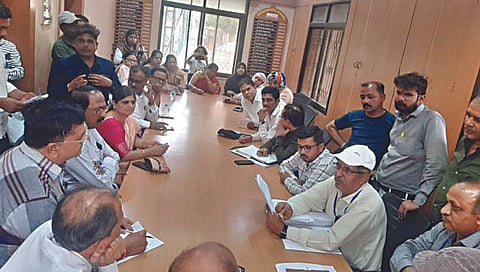लासलगाव : येथील पाणी प्रश्न बैठकीत मार्गदर्शन करताना एमजीपीचे उपअभियंता व्ही. व्ही. निकम व शाखा अभियंता पी. एस. पाटील.