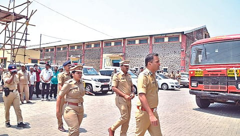 नाशिक : अंबड येथील गोदाम परिसरात सुरक्षेची पाहाणी करताना पोलिस आयुक्त संदीप कर्णिक व अन्य अधिकारी. (छाया : हेमंत घोरपडे)