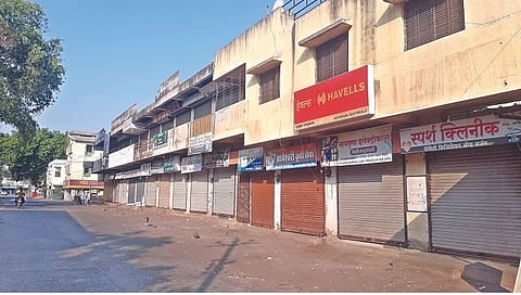 लासलगाव : गेल्या २२ दिवसांपासून शहरवासीयांना पाणी मिळत नसल्याने प्रशासनाच्या निषेधार्थ लासलगावकरांनी पाळलेला कडकडीत बंद.