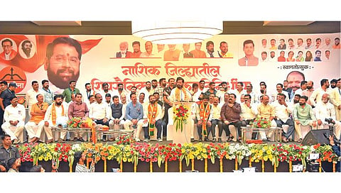 नाशिक : लोकसभा निवडणूक पार्श्वभूमीवर मनोहर गार्डन येथे शिवसेना शिंदे गटाच्या पदाधिकारी आणि कार्यकत्यांचा मेळाव्यात बोलताना मुख्यमंत्री एकनाथ शिंदे. समवेत बबन घोलप, विजय करंजकर, हेमंत गोडसे, अजय बोरस्ते, आ. सुहास कांदे व पदाधिकारी. (फोटो: हेमंत घोरपडे