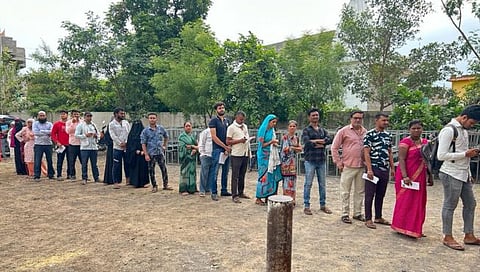 जळगाव : येथील  हरी विठ्ठल नगरमधील जिजामाता माध्यमिक विद्यालयात मतदारांनी सकाळपासून मतदानाचा हक्क बजावण्यासाठी लावलेल्या रांगा.  (छाया : नरेंद्र पाटील)