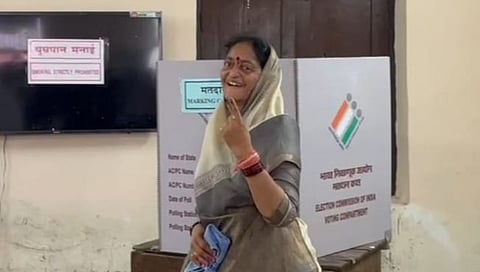 जळगाव लोकसभेच्या भाजपा उमेदवार स्मिता वाघ यांनी अमळनेर तालुक्यामध्ये आपला मतदानाचा हक्क बजावला होता.