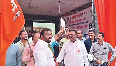 सिडको : शुभम पार्क येथे महाविकास आघाडीच्या संपर्क कार्यालया पदाधिकारी व मुकेश शहाणे यांच्यात सुरू असलेली बाचाबाची.