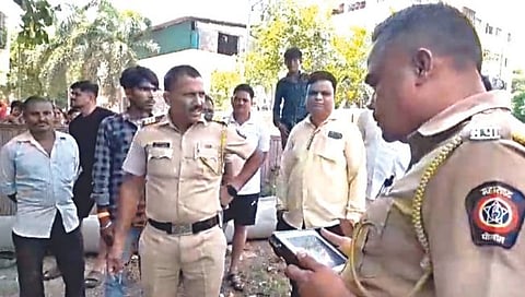 सिडको : फडोळ मळा परिसरात गॅस पाइपलाइन फुटल्याने परिसरात  
करण्यात येणारी पाहणी व नागरिकांची झालेली गर्दी.