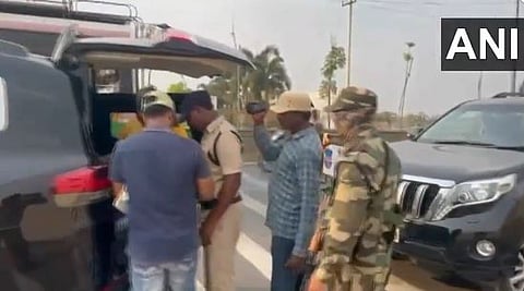 तेलंगणाचे मुख्‍यमंत्री रेवंथ रेड्डी यांच्या ताफ्याच्या वाहनांची तपासणी करताना निवडणूक आयोगाच्या भरारी पथक.