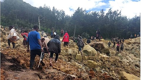 पापुआ न्यू गिनीमधील काओकलम गावात झालेल्या भूस्खलनामुळे 300 पेक्षा  अधिक लोक  गाडली गेली आहेत.
