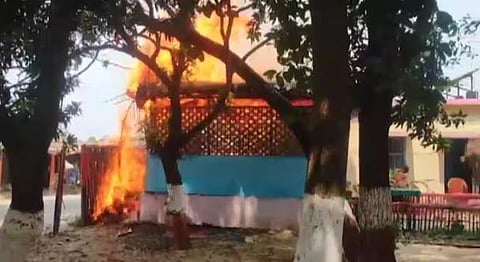 तरुणासह अल्‍पवयीन मेहुणीचा कोठडीत मृत्‍यू, बिहारमधील अररियात जमावाने पोलीस ठाणे पेटवले