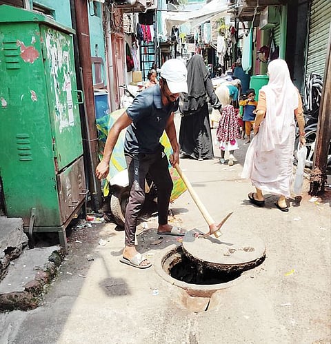 गुलटेकडी वसाहतीत तुंबलेल्या ड्रेनेजलाइनची साफसफाई