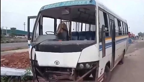 दक्षिण गोव्यात झोपडीत बस घुसून  ४ मजूर ठार झाले.
